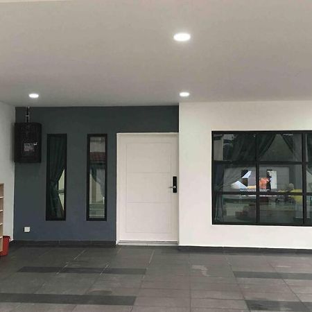 Вілла 22Pax :Taman Pelangi Party House Nearby Midvelly Джохор-Бару Екстер'єр фото