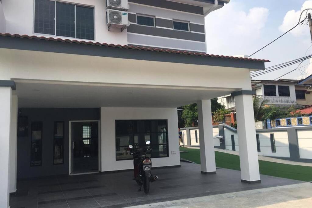 Вілла 22Pax :Taman Pelangi Party House Nearby Midvelly Джохор-Бару Екстер'єр фото