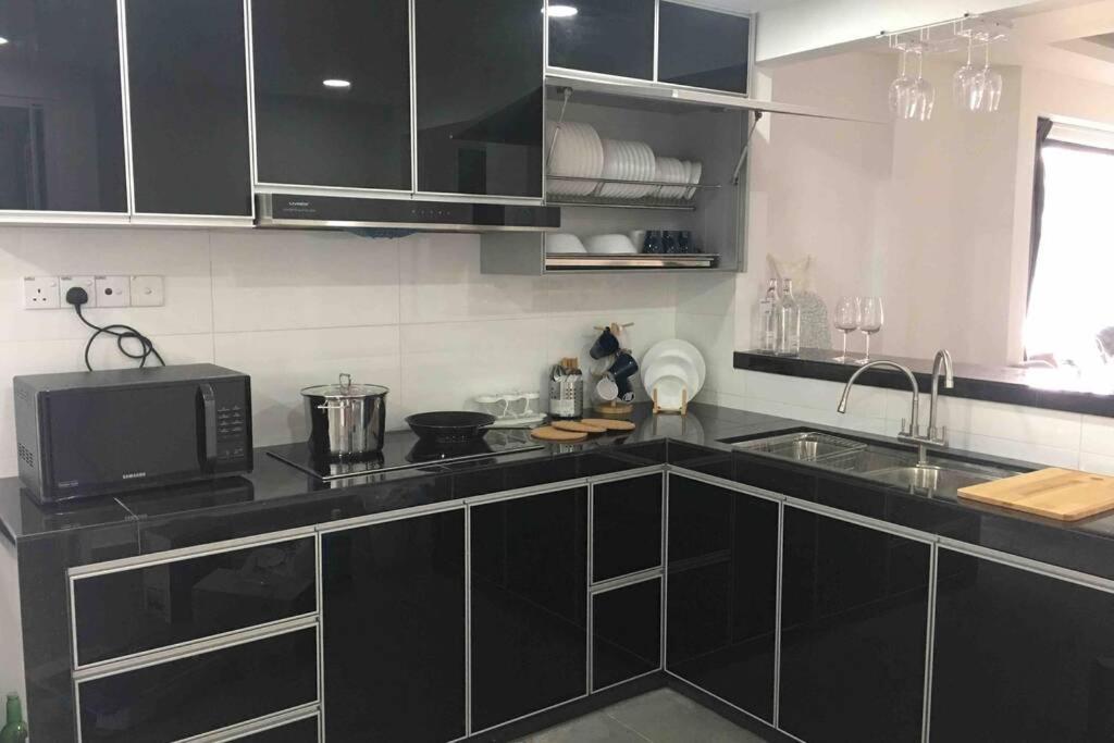 Вілла 22Pax :Taman Pelangi Party House Nearby Midvelly Джохор-Бару Екстер'єр фото