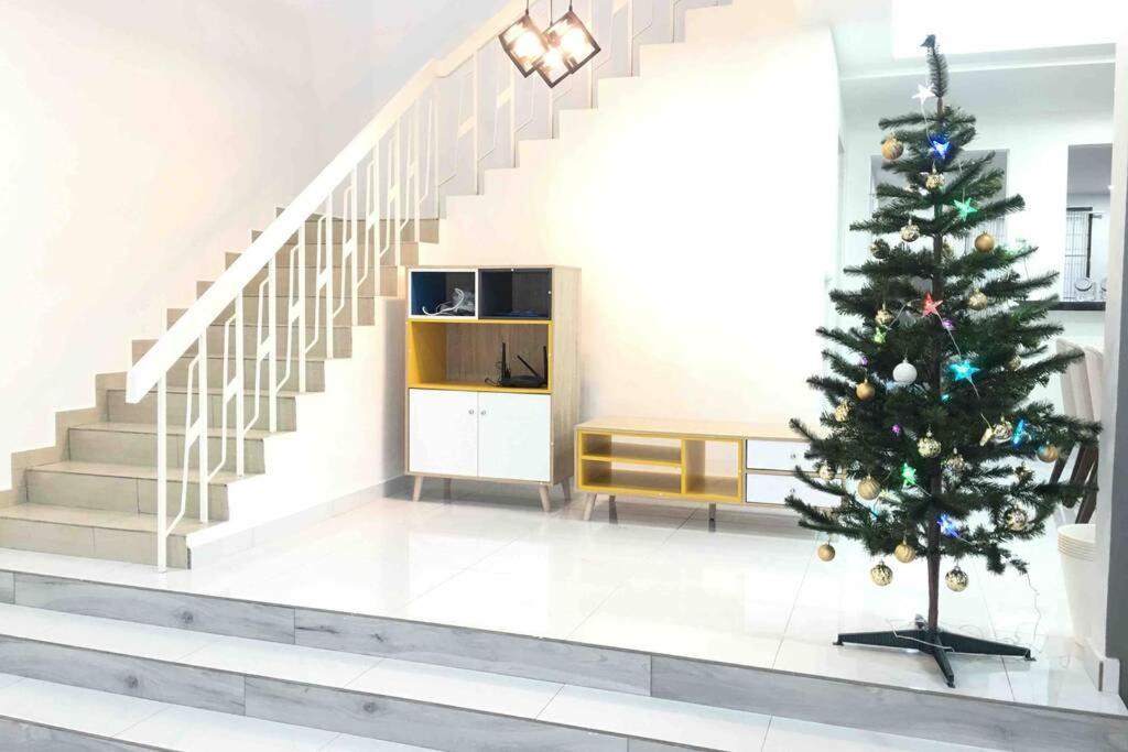 Вілла 22Pax :Taman Pelangi Party House Nearby Midvelly Джохор-Бару Екстер'єр фото