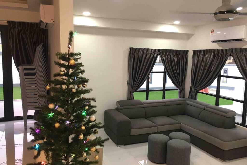 Вілла 22Pax :Taman Pelangi Party House Nearby Midvelly Джохор-Бару Екстер'єр фото