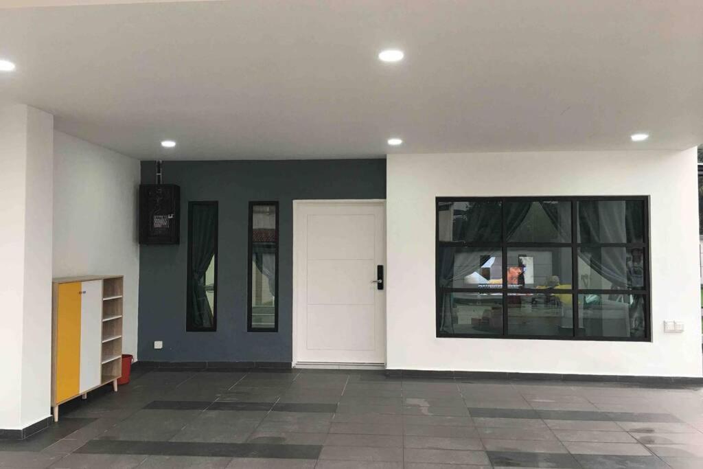 Вілла 22Pax :Taman Pelangi Party House Nearby Midvelly Джохор-Бару Екстер'єр фото