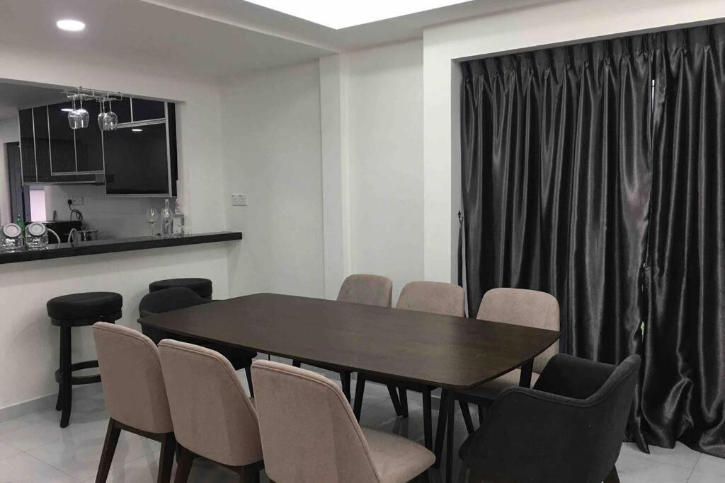 Вілла 22Pax :Taman Pelangi Party House Nearby Midvelly Джохор-Бару Екстер'єр фото