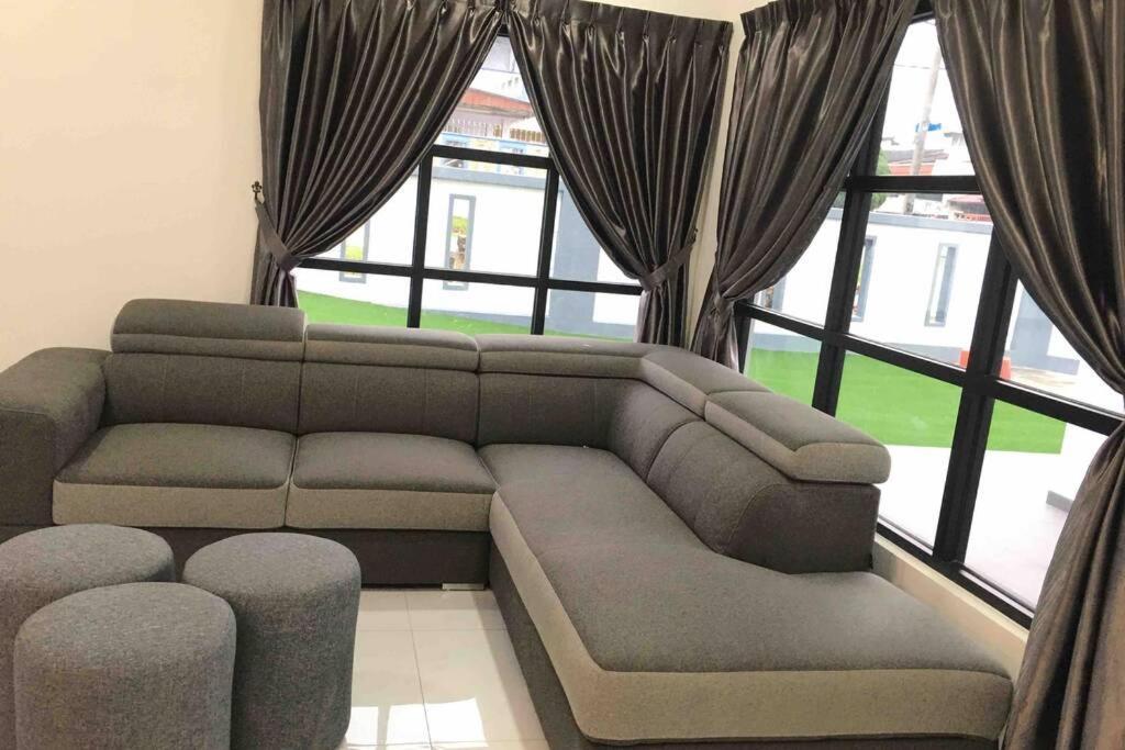 Вілла 22Pax :Taman Pelangi Party House Nearby Midvelly Джохор-Бару Екстер'єр фото