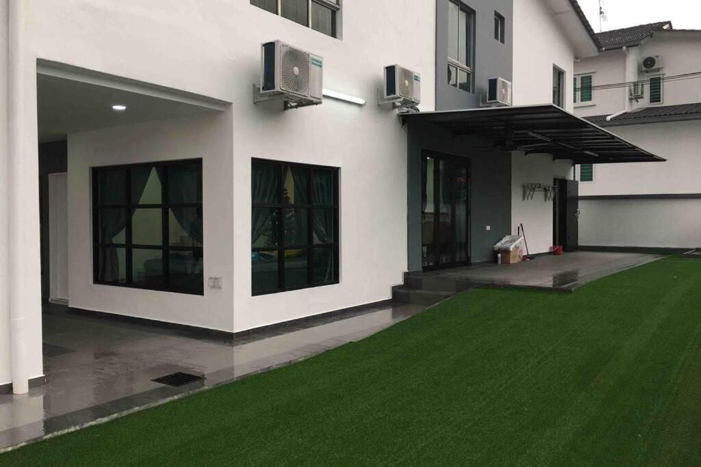 Вілла 22Pax :Taman Pelangi Party House Nearby Midvelly Джохор-Бару Екстер'єр фото