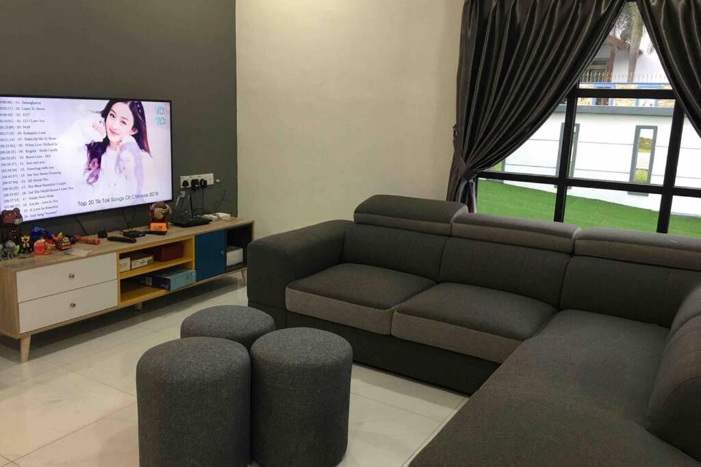 Вілла 22Pax :Taman Pelangi Party House Nearby Midvelly Джохор-Бару Екстер'єр фото